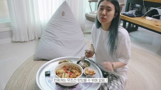 [샒의삶] 일상: 자취생이 추석음식 처리하는 법 (feat.전찌개🍲) / 열라면🍜+청양고추🌶매운라면 끓여먹기 / 주말 일상 브이로그 смотреть онлайн