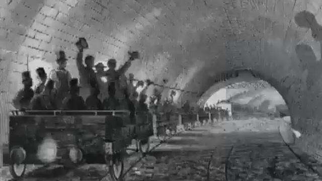 Рабочие при постройке метро обнаружили древний, рукотворный туннель