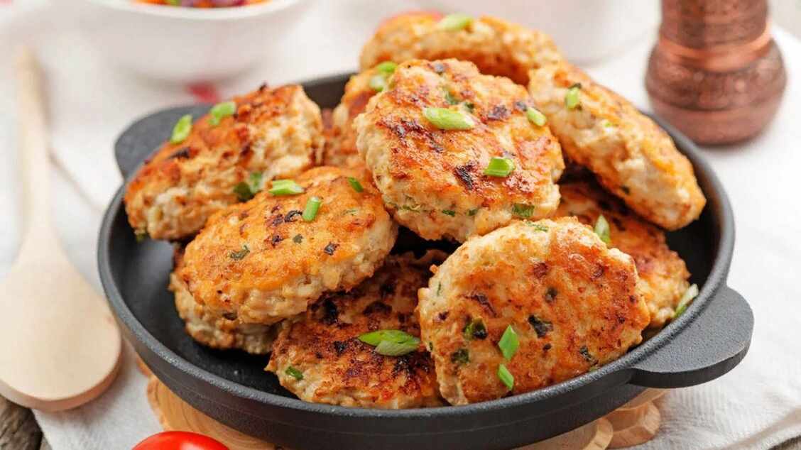 КАК ПРИГОТОВИТЬ КУРИНЫЕ КОТЛЕТЫ ПО ДОМАШНЕМУ? ВЫ ТОЧНО ПОПРОСИТЕ ДОБАВКИ смотреть онлайн