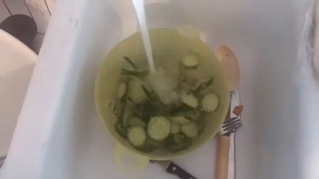 Zucchini blanching and freezing for aquarium fish / pleco food смотреть онлайн