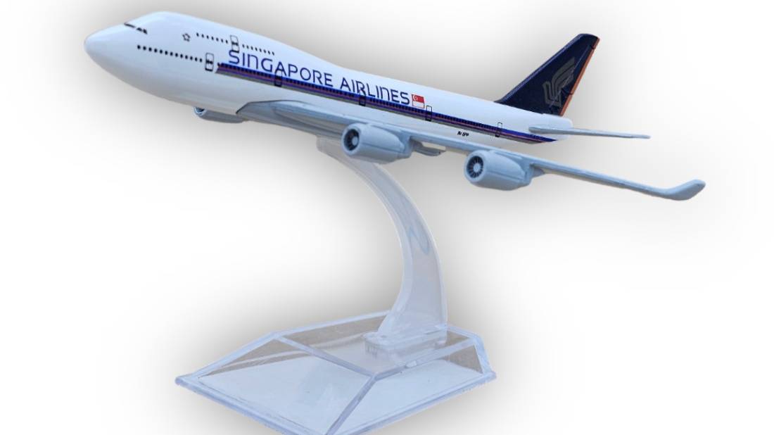 Модель самолета Boeing 747 Singapore Airlines длина 15 см (без шасси)