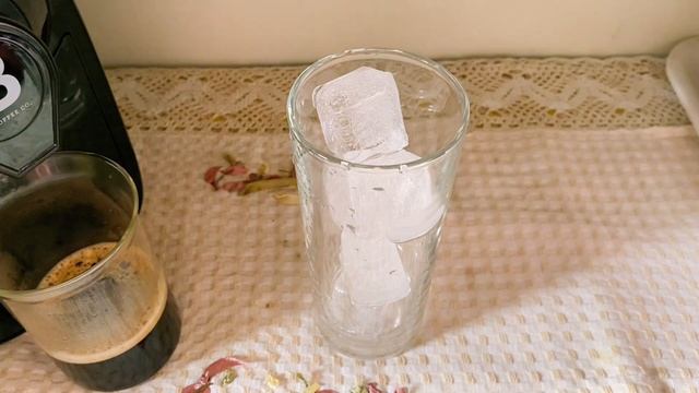 Iced caramel macchiato x B Coffee co смотреть онлайн