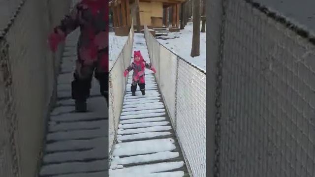 Таюша с папой на утренней прогулке Уктус горнолыжный комплекс Екатеринбург #семья #утро #урал смотреть онлайн
