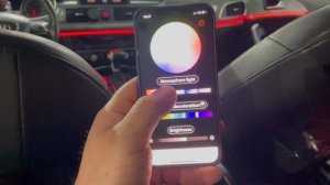 Audi A6 контурная подсветка салона, управляется с приложения в телефоне, можно менять цвет, яркость.