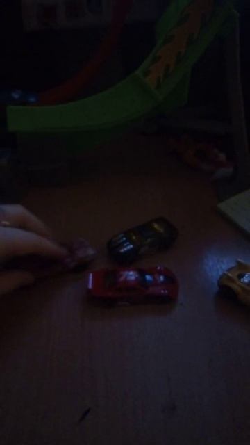 КОШКА ИГРАЕТ🤯В МАШИНКИ HOT WHEELS? смотреть онлайн