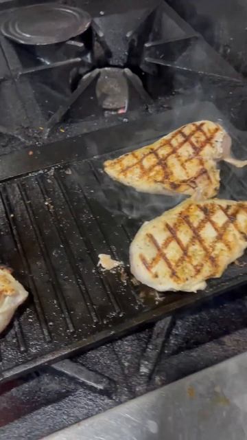 Cast iron griddle grill, whatever it takes! #castiron #carnivore #grill #chicken смотреть онлайн