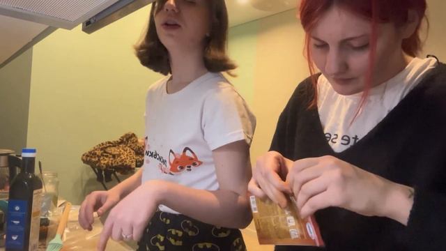 ГОТОВИМ СЛОЙКИ С КОРИЦЕЙ (лоботомия прогрессирует) смотреть онлайн