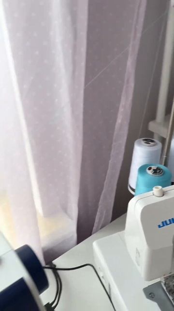 Не хватает катушек ниток для оверлока, а шить очень надо 🥺 #швейныйлайфхак смотреть онлайн