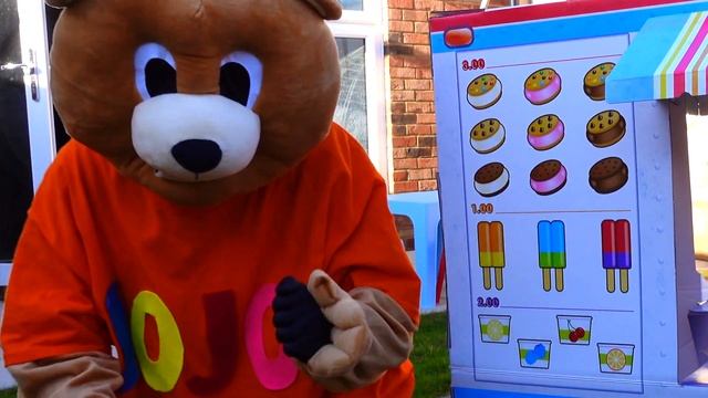 Mili Fun Ice Cream Truck Pretend Play | Policeman and Fireman buy Ice Cream! смотреть онлайн