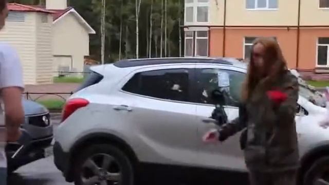 ДЕВУШКА МУСОРИТ НЕ ТУ МАШИНУ смотреть онлайн
