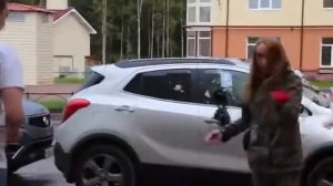 ДЕВУШКА МУСОРИТ НЕ ТУ МАШИНУ
