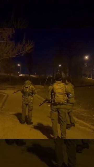 Тербат досматривает нарушителя комендантского часа в ночном Киеве.