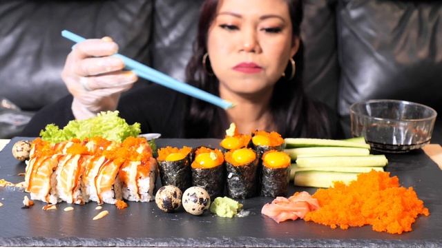 Delicious Masago Gunkan with quail eggs ( pugo) + softshell salmon sushi #mukbang #asmr #gunkan смотреть онлайн