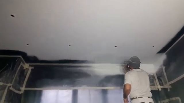 Покраска потолка распылителем GRACO