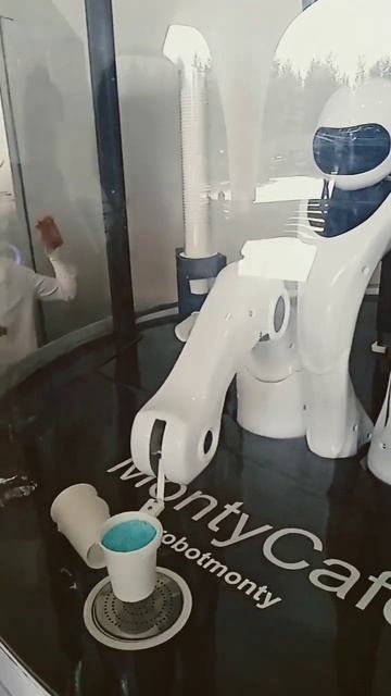 Робот приготовил Фёдору коктейль... Парк Зарядье смотреть онлайн