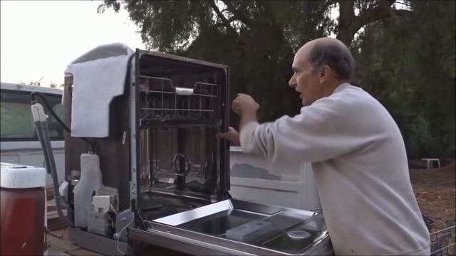 GREAT Trash Finds for our Woodchip Garden Dishwasher and Bricks смотреть онлайн