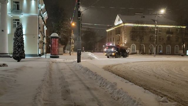 Уборка снега на площади смотреть онлайн
