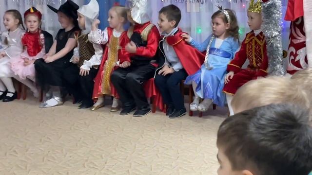 Змей Горыныч пришел в детский сад 😅 смотреть онлайн