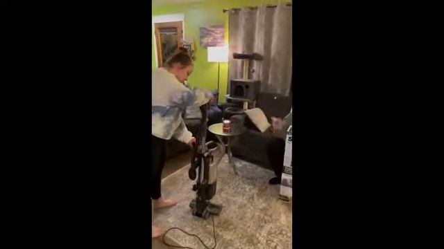 Shark Navigator® Self-Cleaning Brushroll Pet Upright Vacuum video review by Wendy смотреть онлайн