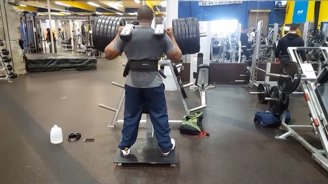 Squatting 630+ lbs | Front Squat Machine смотреть онлайн