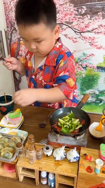 Amazing! How Cute Little Chef Cooks Himeself a Dinner смотреть онлайн