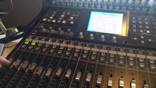 SoloInPlace & Stereo-Kanäle koppeln im TASCAM DM-24 (DM-3200)