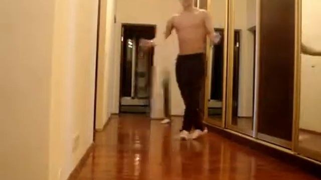 Парень красиво танцует! смотреть онлайн
