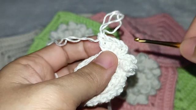 EASY GRANNY SQUARE CROCHET || merajut granny square termudah motif bunga popcorn смотреть онлайн