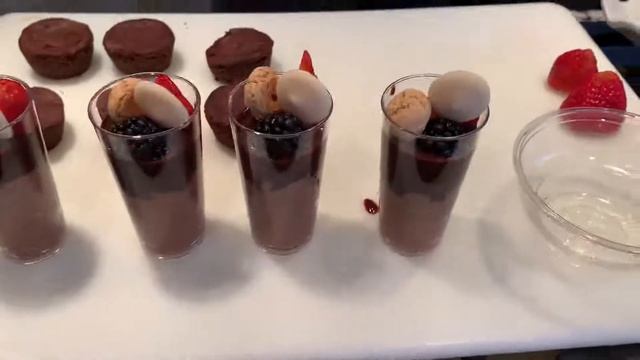 Chef Ramesh Teaches You How to Decorate Chocolate Mousse смотреть онлайн