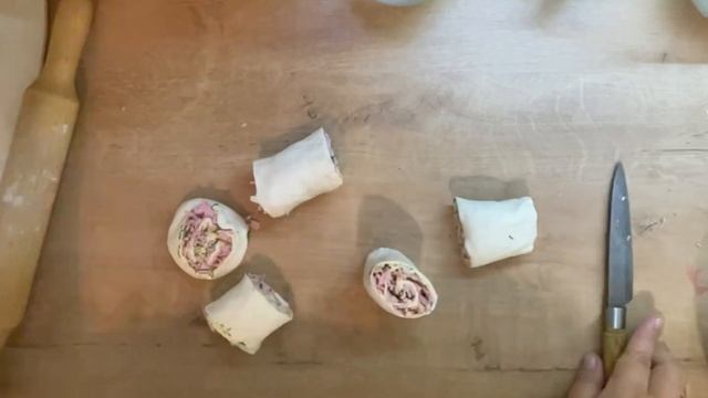 ВКУСНО И ПРОСТО !!!Слойка с сыром и колбасой ) Пальчики оближешь . смотреть онлайн