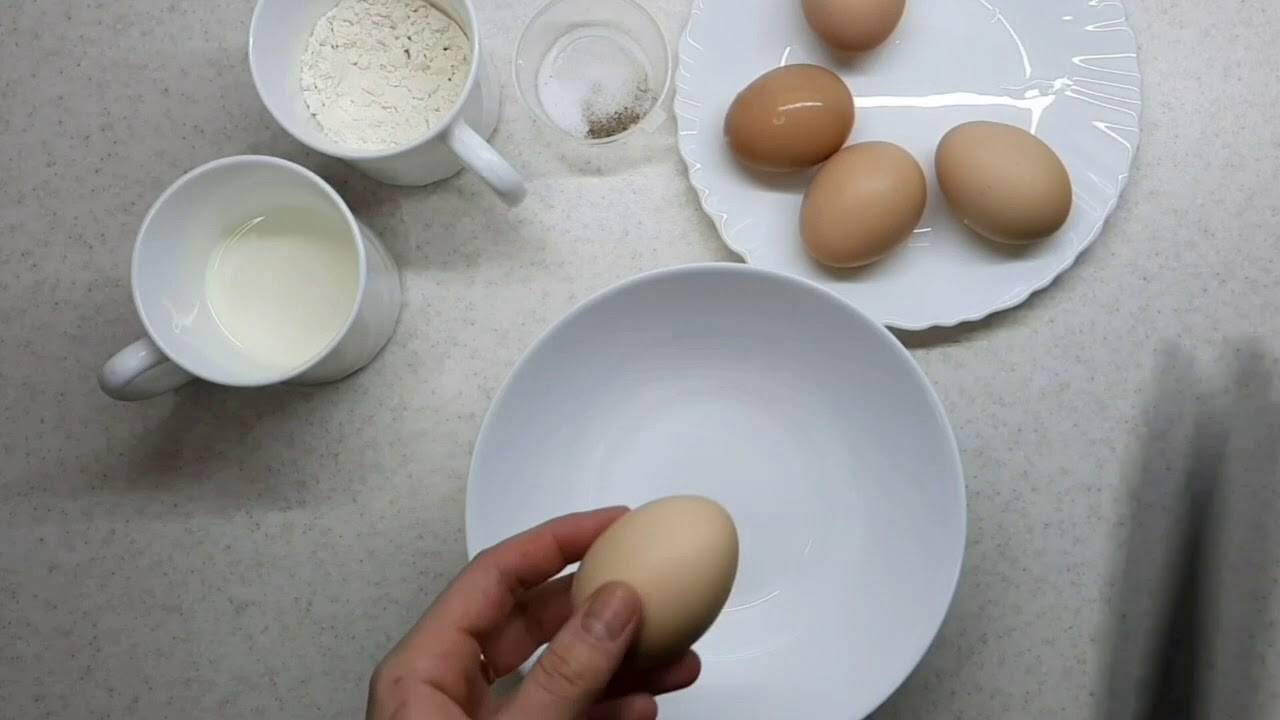 Салат с яичными блинами и колбасой смотреть онлайн