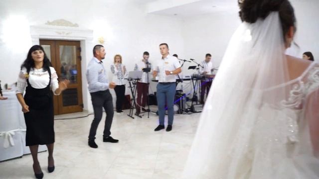 Сама п'ю, сама наливаю, весілля в карпатах