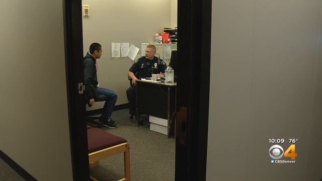 Food Helps Bridge Aurora Students & Police Officers смотреть онлайн