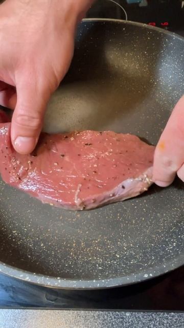 Стейк 🥩 из говядины с заправкой из кинзы и морковным 🥕 кремом #food #cooking #стейк #ужин #chef смотреть онлайн