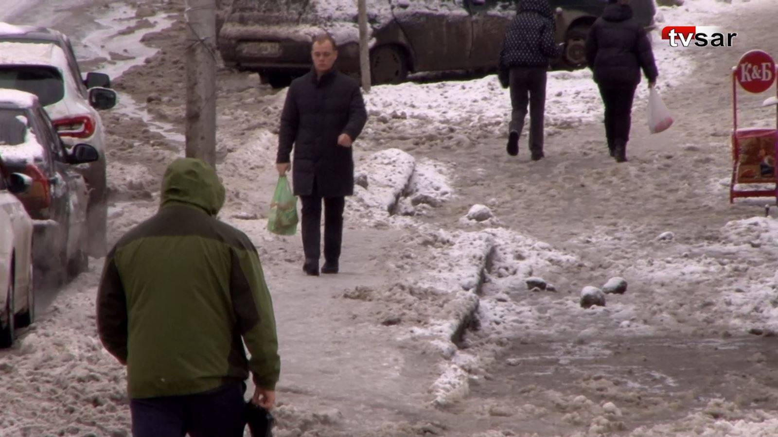 От "бардака" до "стараются". Саратовцы дали оценки уборке снега в городе смотреть онлайн