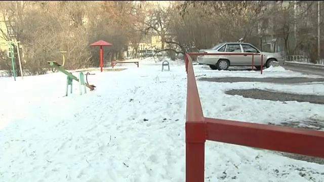 Алматыда балалар ойын алаңы көлік тұрағына айналды (24.12.15) смотреть онлайн