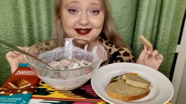 Мукбанг/Mukbang. Окрошка овощная с хлебом и шоколад. смотреть онлайн