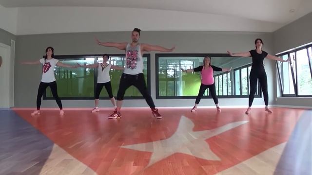 Tippy Toe (feat. El Chevo) смотреть онлайн