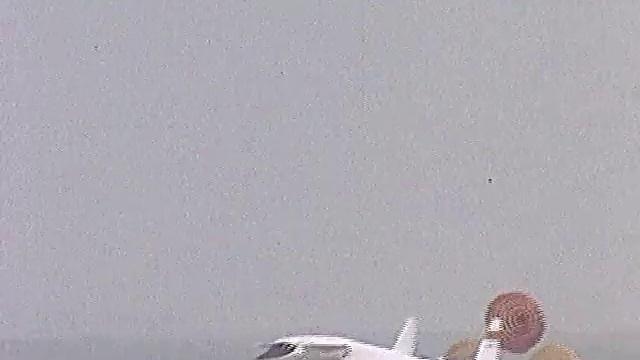 XB-70 Valkyrie Landing on the Runway at Edwards AFB смотреть онлайн