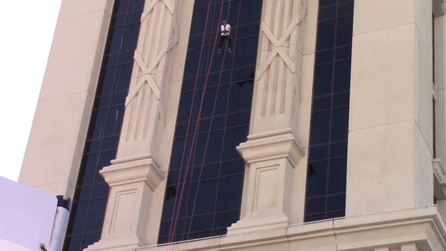 B.S. rappels down Caesar's Palace in Las Vegas смотреть онлайн