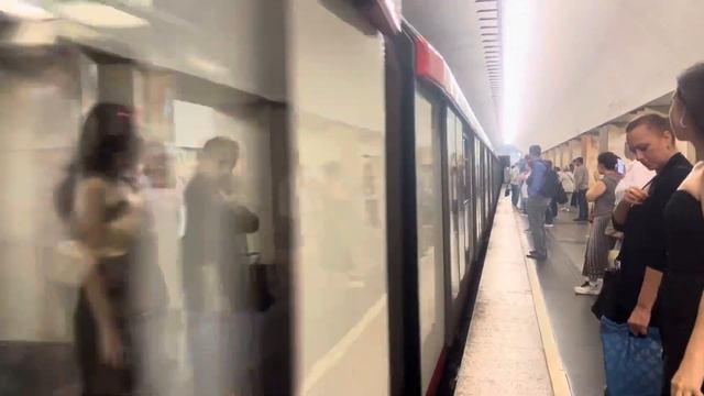 Приветливый машинист. 81-775/776/777 «Москва 2020» прибывает на станцию Китай-Город смотреть онлайн