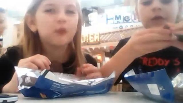Попробуй не запивать на время челлендж! У каждой по 10 OREO! смотреть онлайн