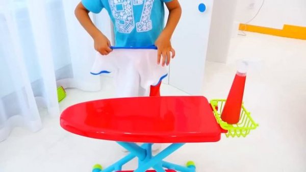 วลาดและนิกิเล่นกับของเล่น | วิดีโอตลกสำหรับเด็ก