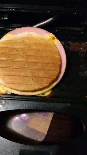 bologna burger 🍔 on the contact grill stop ✋playing ▶️with it смотреть онлайн