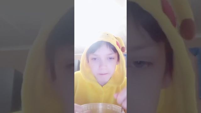 Я отдыхаю и пью молоко. 😸👍 смотреть онлайн