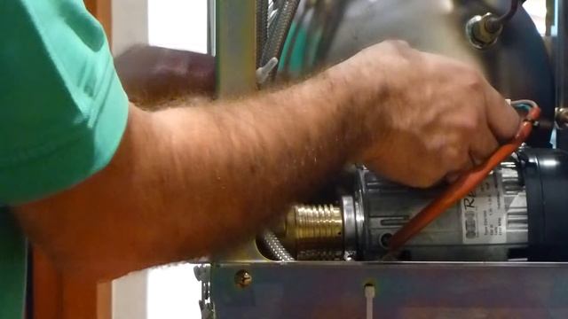 Pierro Silver Repair Video 9 - Replacing Run Capacitor om pump Motor смотреть онлайн