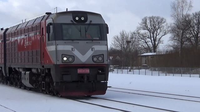 Дизель-поезд ДР1А-210+227 и тепловоз 2М62UM-0266 в ст. Koknese смотреть онлайн