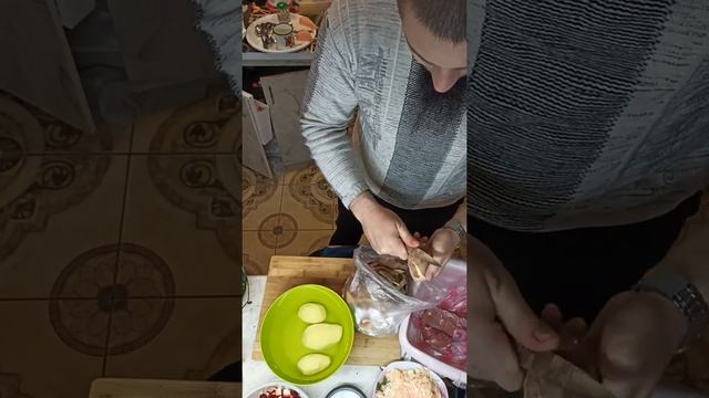 Подготовка к приготовлению вкуснейшего борща 😁 смотреть онлайн