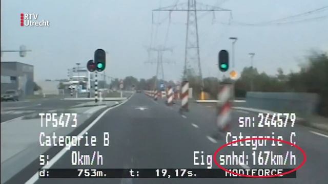 Verkeerspolitie: Snelheidsduivel in Volkswagen Polo rijdt 144 km/u waar 30 mag | RTV Utrecht смотреть онлайн