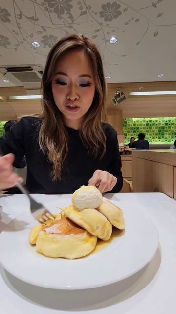 Fluffy souffle pancakes in Tokyo Japan смотреть онлайн